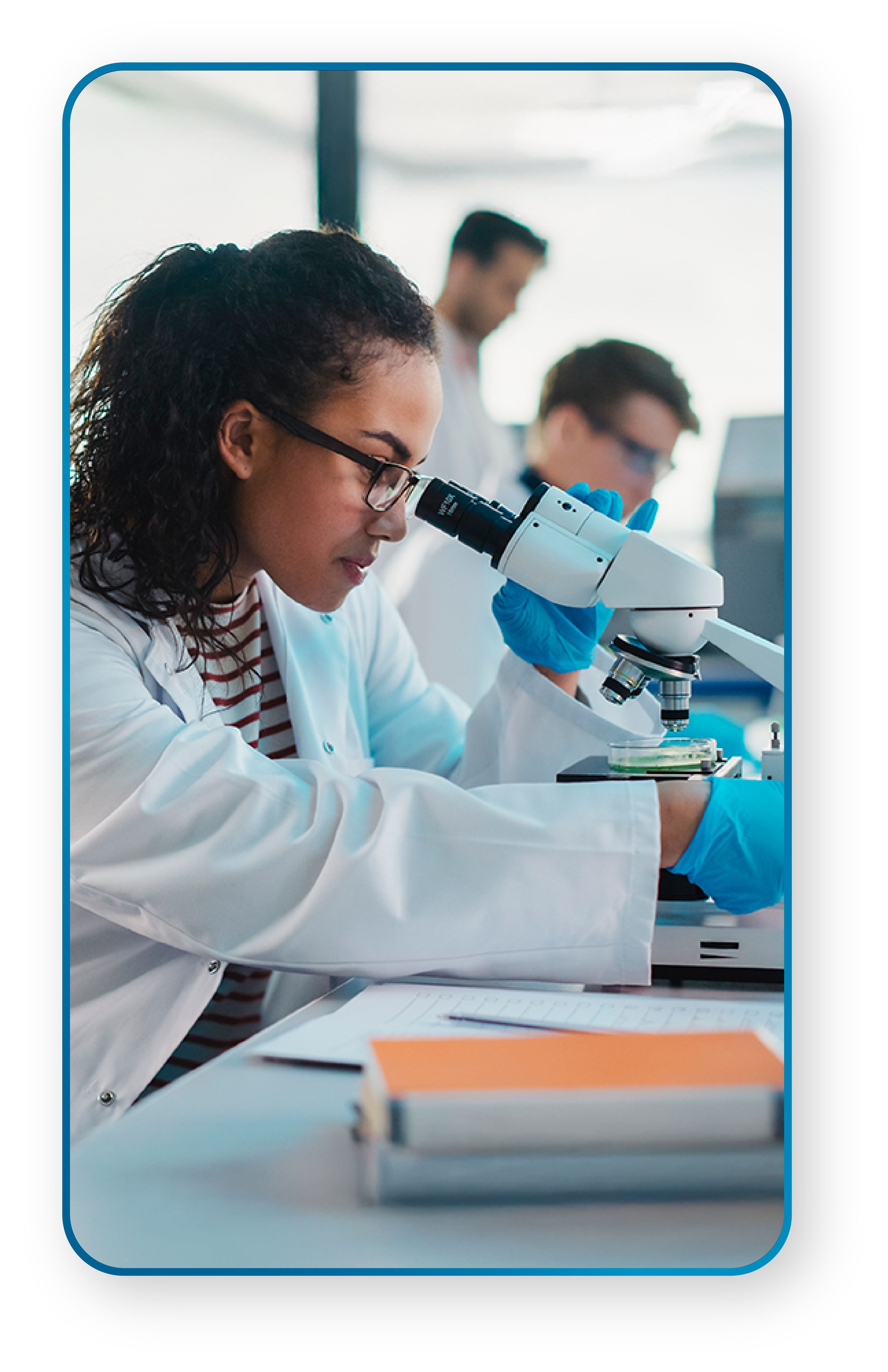 Médica utilizando o microscópio